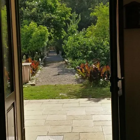 Salento. Il Giardino In Piazza Bed & Breakfast Galugnano