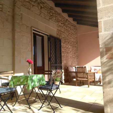 Salento. Il Giardino In Piazza Galugnano
